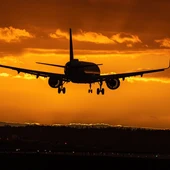 Un avión aterrizando en pleno atarceder Un avión aterrizando en pleno atarceder