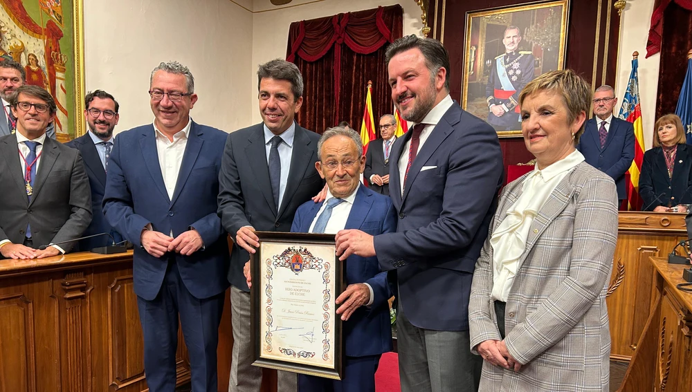 Juan Perán tras recibir el reconocimiento como Hijo Adoptivo de Elche. Juan Perán tras recibir el reconocimiento como Hijo Adoptivo de Elche.