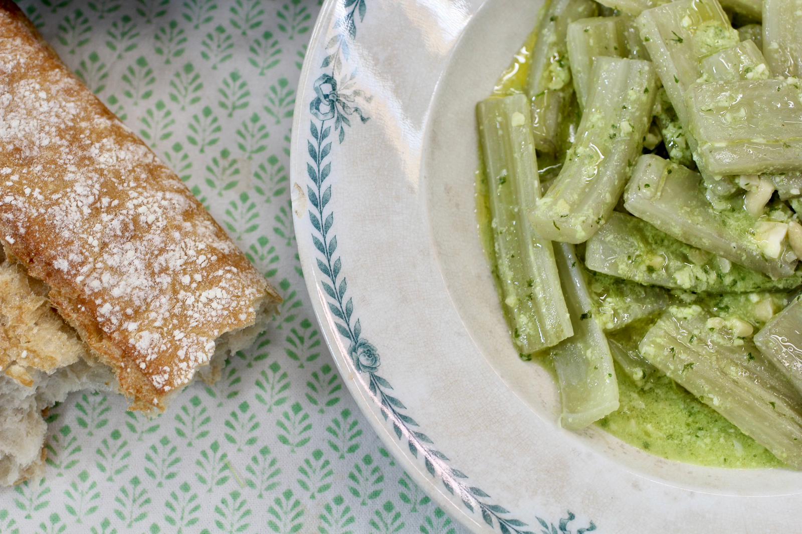 La receta de Robin Food para preparar cardo con salsa de almendras