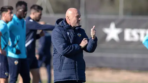 Schreuder confirma la salida de Flakus y el interés en fichar a Zarzino Schreuder confirma la salida de Flakus y el interés en fichar a Zarzino