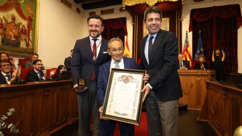 Juan Perán, con el alcalde de Elche y el presidente de la Generalitat Valenciana, tras recibir el reconocimiento como Hijo Adoptivo de Elche.