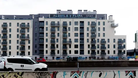 Un edificio con un cartel anunciando alquileres Un edificio con un cartel anunciando alquileres