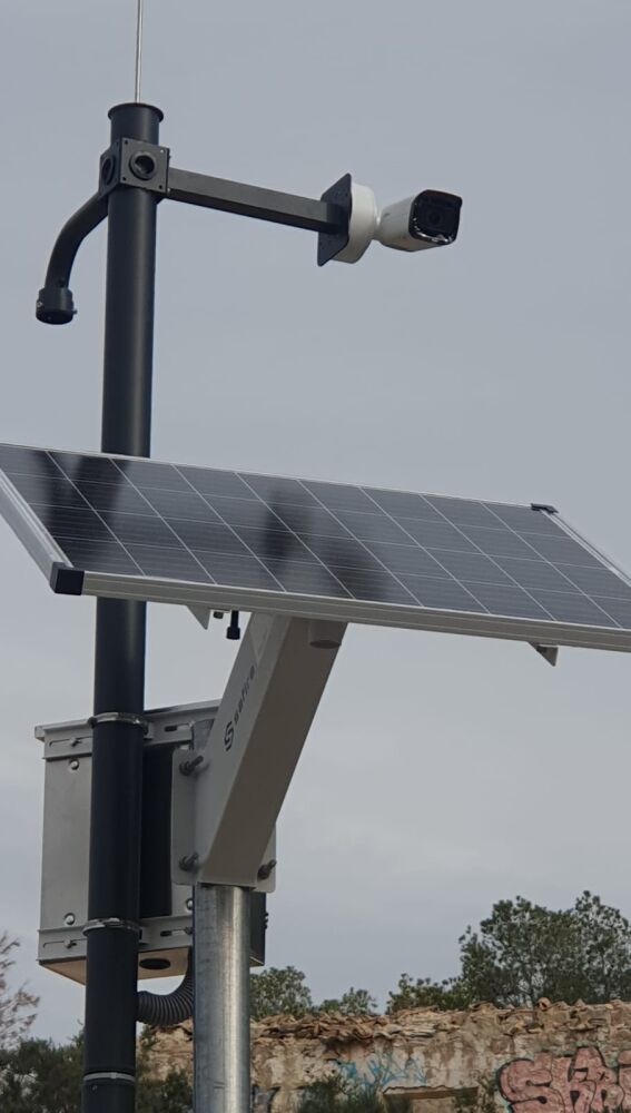Cámara de vigilancia operativa con luz solar