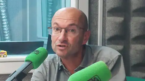 El PSOE suspende al portavoz del Grupo Municipal en Santiago Gonzalo Muíños durante 18 meses , por "indisciplina reiterada" El PSOE suspende al portavoz del Grupo Municipal en Santiago Gonzalo Muíños durante 18 meses , por "indisciplina reiterada"