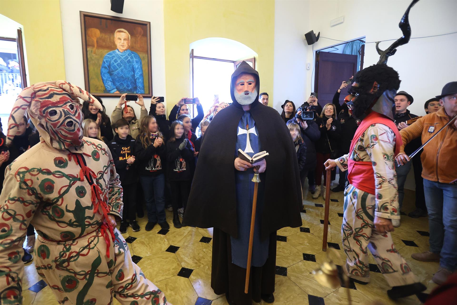 Mallorca enciende sus 'fogerons' al baile de los 'dimonis' Mallorca enciende sus 'fogerons' al baile de los 'dimonis'