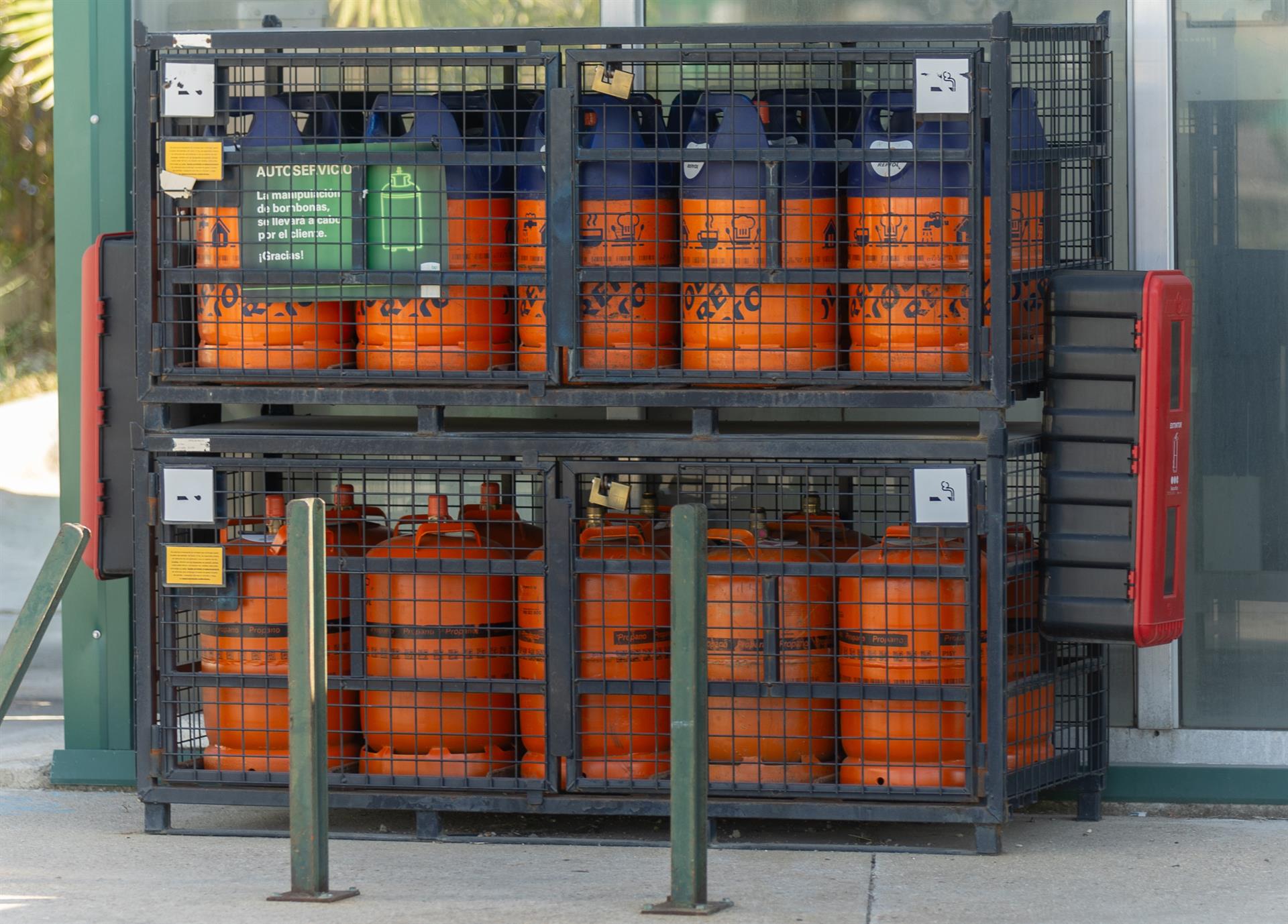 Dos detenidos por el robo de 18 bombonas de butano en una gasolinera de Alquerías del Niño Perdido Dos detenidos por el robo de 18 bombonas de butano en una gasolinera de Alquerías del Niño Perdido