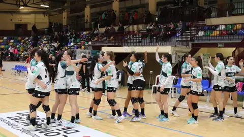 El Atticgo CBM Elche celebra el triunfo ante Zuazo Barakaldo. El Atticgo CBM Elche celebra el triunfo ante Zuazo Barakaldo.