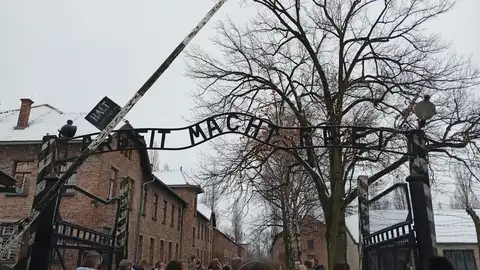 Alumnos del IES Azuer visitaron el campo de concentración Auschwitz Alumnos del IES Azuer visitaron el campo de concentración Auschwitz