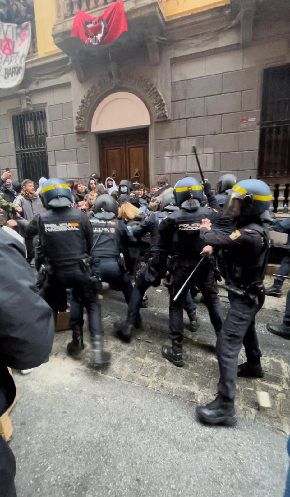 Okupas y propietarios del edificio de Azacayas alcanzan un acuerdo que retrasa el desalojo dos meses tras una tarde de tensión Okupas y propietarios del edificio de Azacayas alcanzan un acuerdo que retrasa el desalojo dos meses tras una tarde de tensión