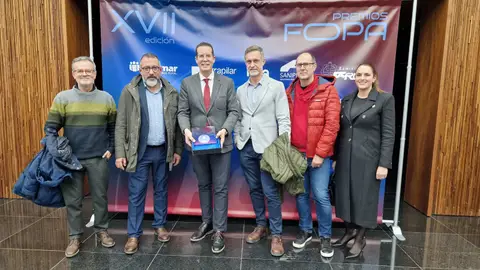 Entrega del premio recibido por la remodelación de la Plaza de Arriba de Elda. Entrega del premio recibido por la remodelación de la Plaza de Arriba de Elda.