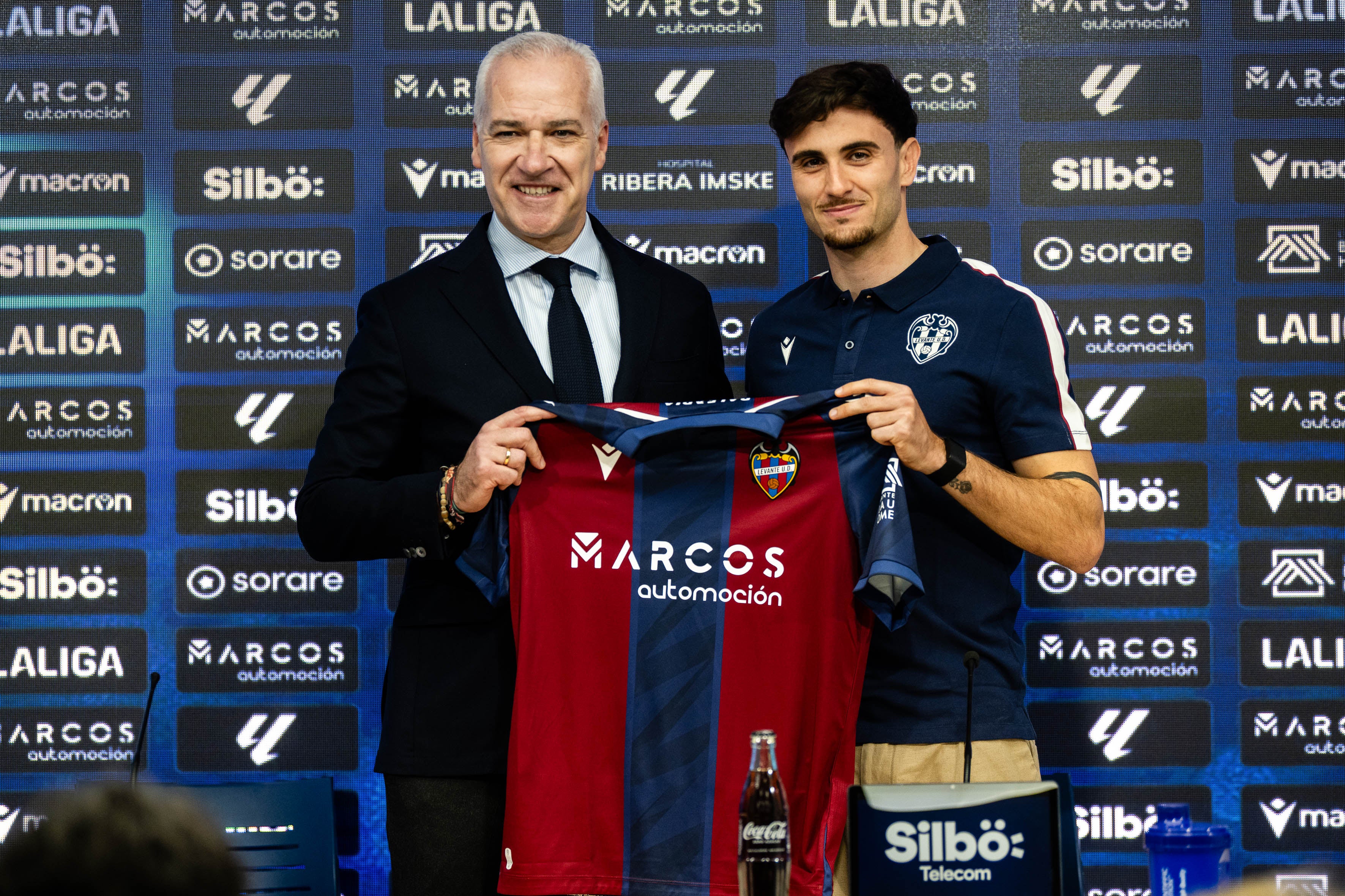 Álex Forés: "Cuando me llamó el Levante UD me puse a llorar porque lo considero mi casa" Álex Forés: "Cuando me llamó el Levante UD me puse a llorar porque lo considero mi casa"
