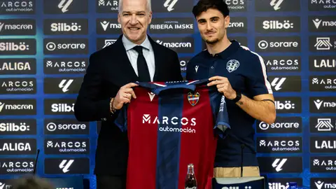 Presentación de Álex Forés como nuevo jugador del Levante UD Presentación de Álex Forés como nuevo jugador del Levante UD