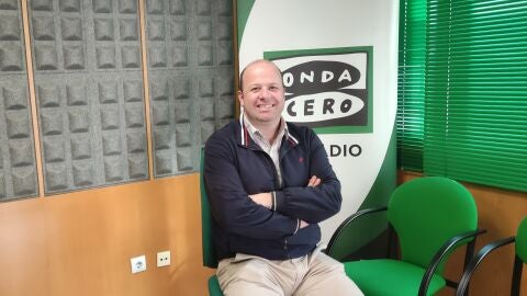 Manuel Fari&ntilde;a en los estudios de Onda Cero Pontevedra