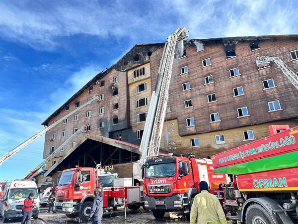 Más de medio centenar de muertos en el incendio de un hotel de esquí en Turquía Más de medio centenar de muertos en el incendio de un hotel de esquí en Turquía