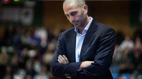18-01-2025 Javi Rodr&iacute;guez, entrenador del Alimerka Oviedo Baloncetso en el partido ante Cartagena