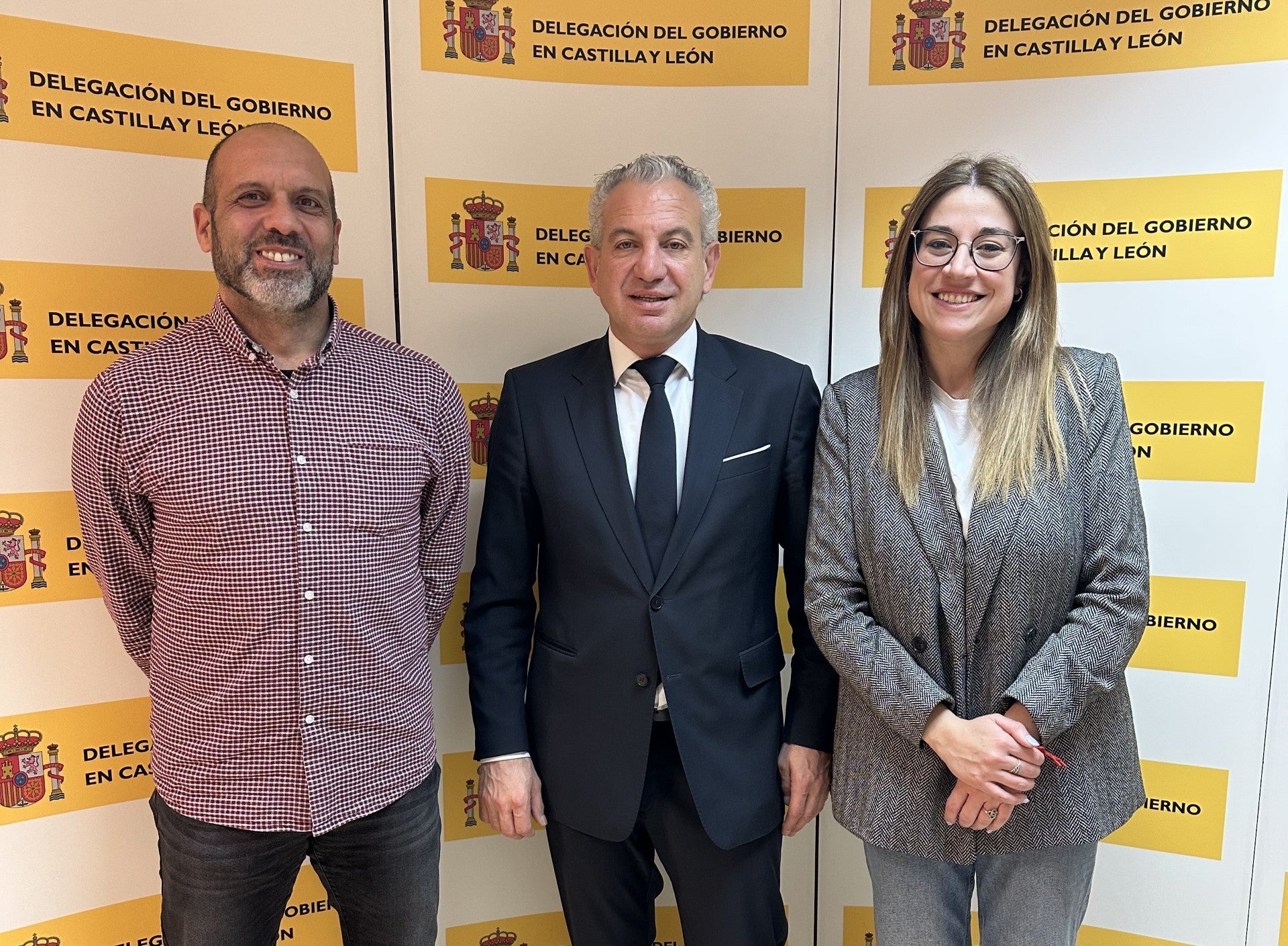 El PSOE de Aguilar explica al delegado del Gobierno su postura al respecto del trazado de la línea de Alta Velocidad entre Alar y Reinosa El PSOE de Aguilar explica al delegado del Gobierno su postura al respecto del trazado de la línea de Alta Velocidad entre Alar y Reinosa