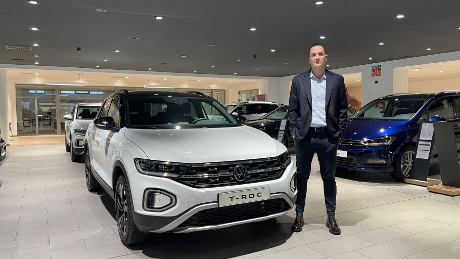 Iago Taboada, jefe de ventas de Volkswagen en Vepersa, en una de las exposiciones del concesionario