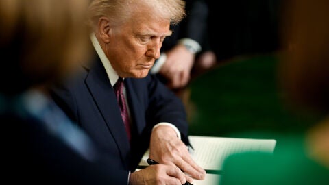 Donald Trump signant les primeres odres executives despr&eacute;s de prendre possessi&oacute;
