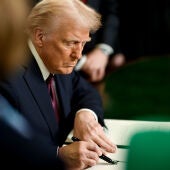Donald Trump signant les primeres odres executives després de prendre possessió
