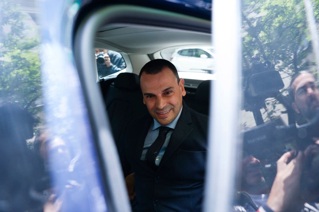 La Guardia Civil investiga el allanamiento de las viviendas de dos abogados de la pareja de Ayuso La Guardia Civil investiga el allanamiento de las viviendas de dos abogados de la pareja de Ayuso