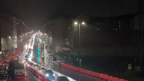 Paralizan las obras en el carril dirección Padrón en la Avenida Rosalía de Castro de Milladoiro hasta culminar las obras en el carril dirección Santiago Paralizan las obras en el carril dirección Padrón en la Avenida Rosalía de Castro de Milladoiro hasta culminar las obras en el carril dirección Santiago