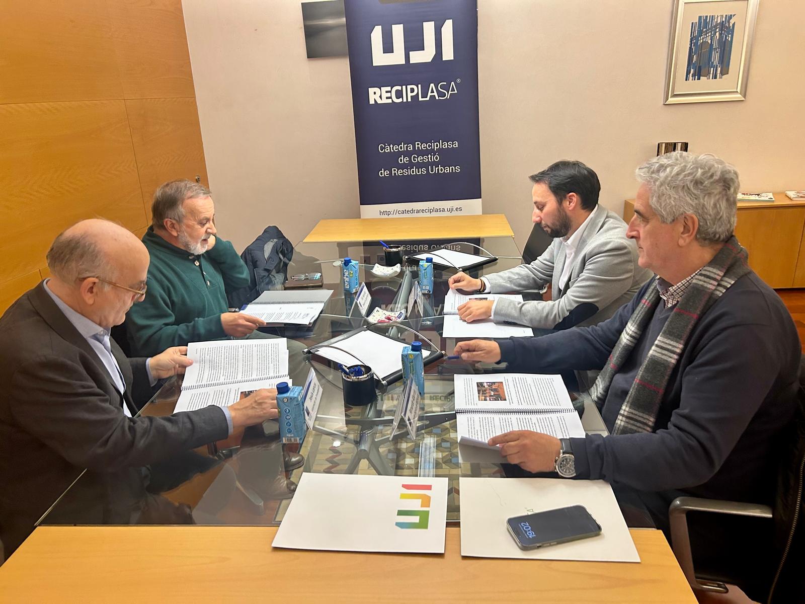 La UJI y Reciplasa impulsan la innovación en la gestión de residuos con un catamarán teledirigido La UJI y Reciplasa impulsan la innovación en la gestión de residuos con un catamarán teledirigido