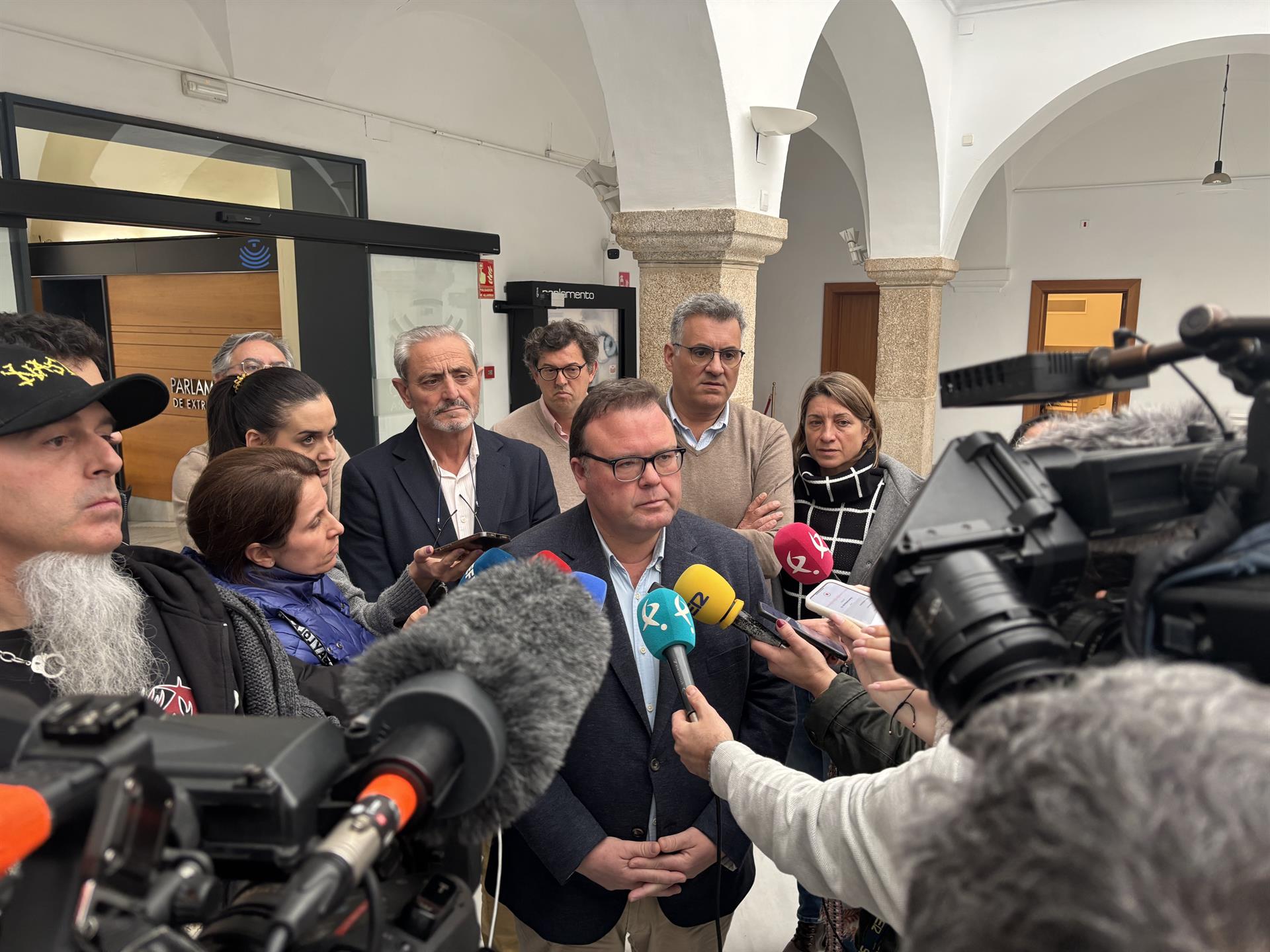 El PP extremeño lamenta que el PSOE haya elegido el "camino de la deslealtad" y "dejar la puerta abierta a Vox" El PP extremeño lamenta que el PSOE haya elegido el "camino de la deslealtad" y "dejar la puerta abierta a Vox"