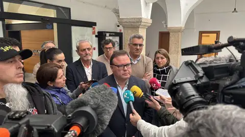 El PP extremeño lamenta que el PSOE haya elegido el "camino de la deslealtad" y "dejar la puerta abierta a Vox" El PP extremeño lamenta que el PSOE haya elegido el "camino de la deslealtad" y "dejar la puerta abierta a Vox"
