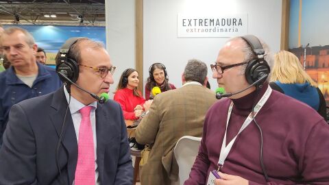 Vicente Pozas entrevista al alcalde de C&aacute;ceres Rafael Mateos, junto a otras personalidades de Extremadura en FITUR