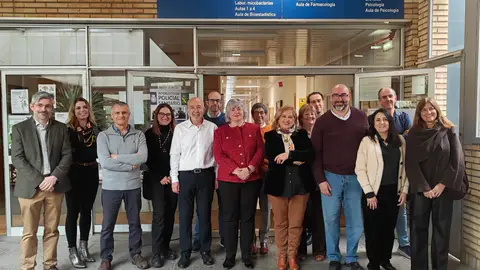 Los investigadores beneficiarios de los equipamientos junto a la directora general de Ciencia e Investigación del Gobierno de Aragón, Pilar Gayán y la vicerrectora de Política Científica en funciones de la Universidad de Zaragoza, Rosa Bolea Los investigadores beneficiarios de los equipamientos junto a la directora general de Ciencia e Investigación del Gobierno de Aragón, Pilar Gayán y la vicerrectora de Política Científica en funciones de la Universidad de Zaragoza, Rosa Bolea