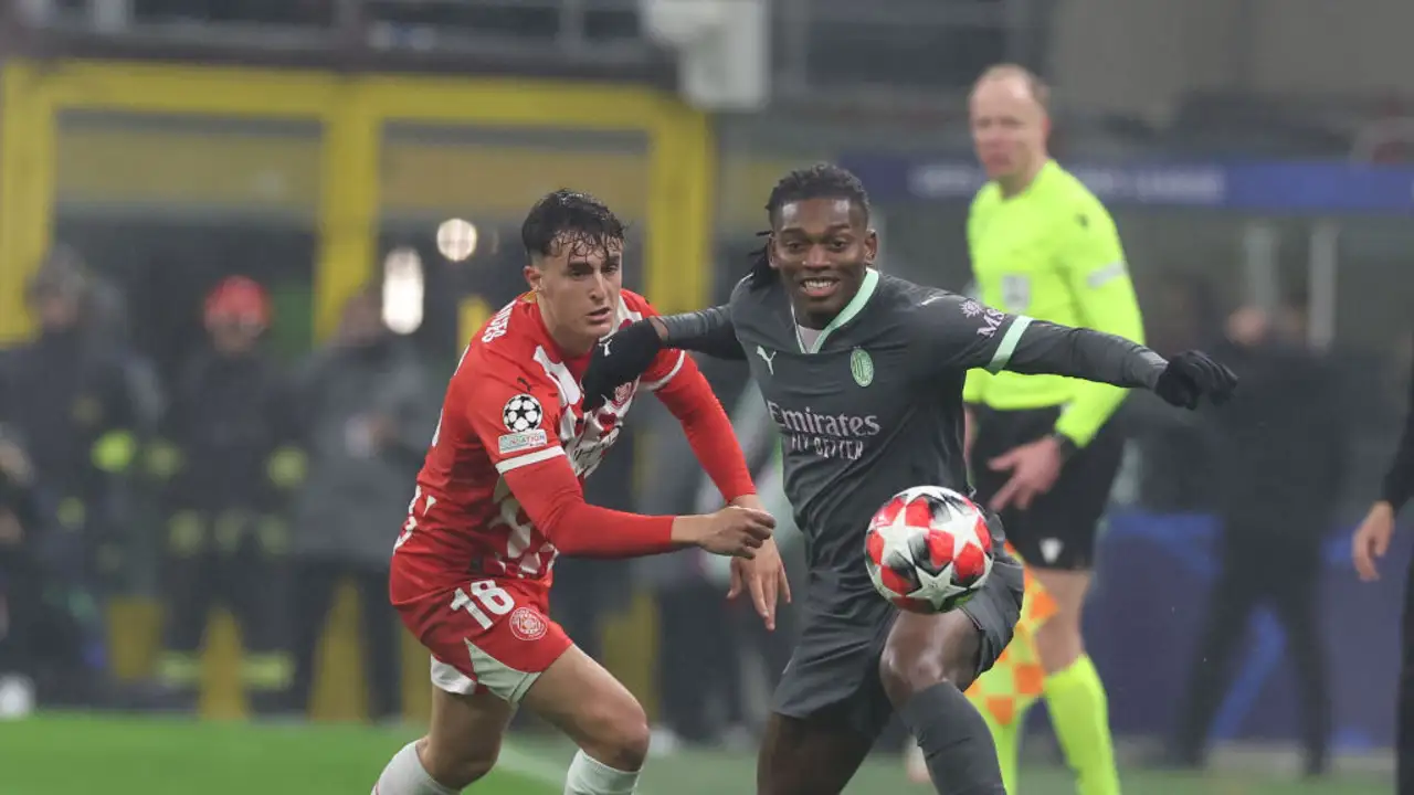 Francés y Leao luchan por un balón durante el Milan - Girona Francés y Leao luchan por un balón durante el Milan - Girona