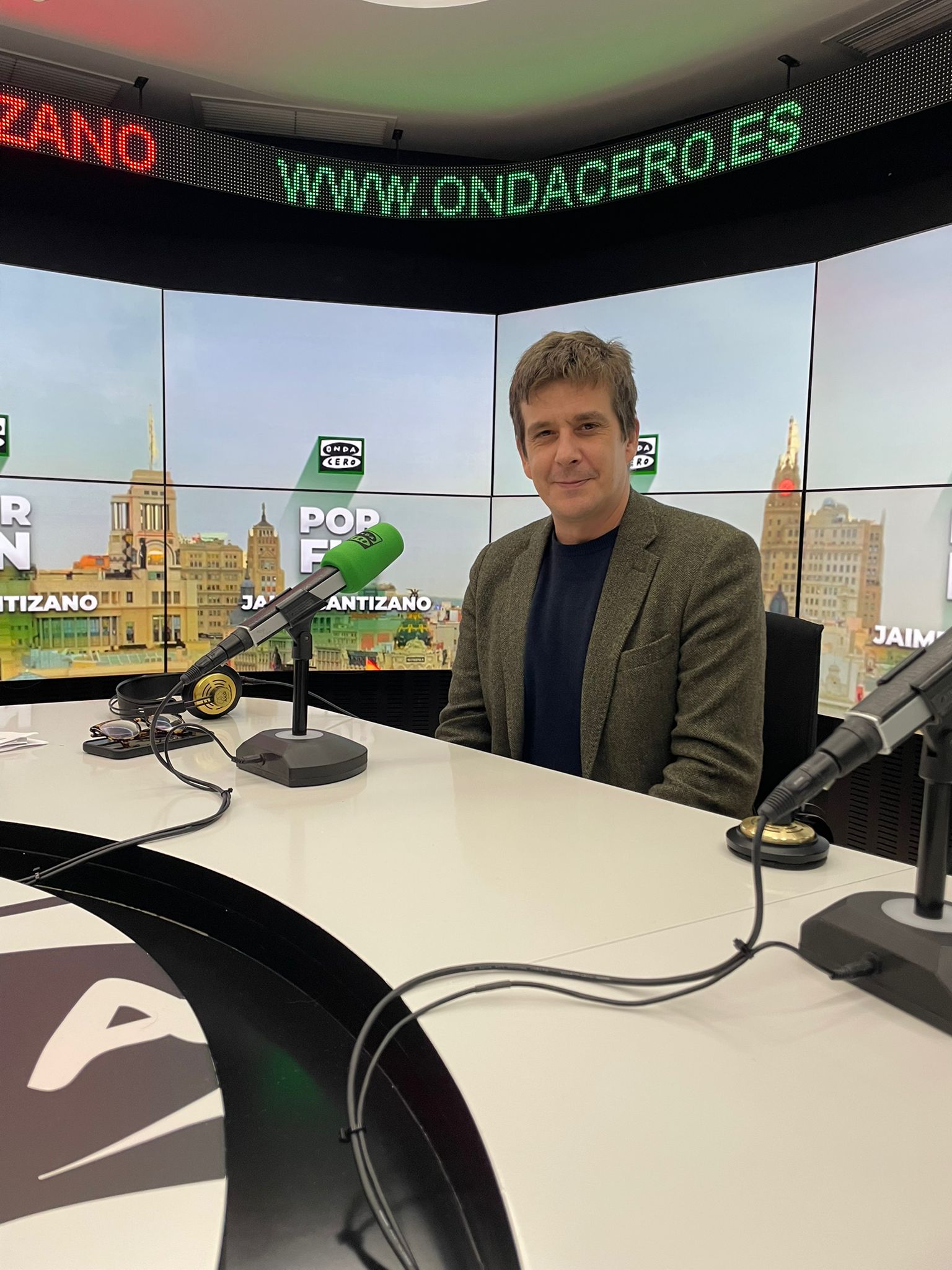 Alfonso J Ussía: "Garzón me contó que colocaron vinilos falsos en la Audiencia Nacional para que diera la sensación de que los cristales estaban blindados" Alfonso J Ussía: "Garzón me contó que colocaron vinilos falsos en la Audiencia Nacional para que diera la sensación de que los cristales estaban blindados"