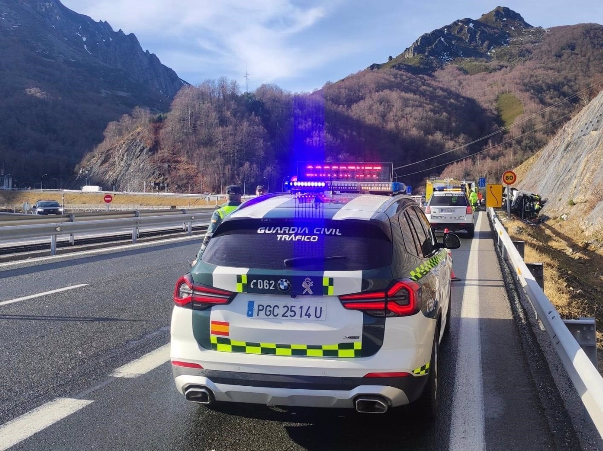 Muere un camionero de 38 años al volcar en la autopista del Huerna, en circunstancias que se desconocen Muere un camionero de 38 años al volcar en la autopista del Huerna, en circunstancias que se desconocen