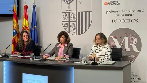 De izquierda a derecha: la Profesora Asociada del Departamento de Psicología y Sociología de la Universidad de Zaragoza, Isabel Ortega, la Secretaria General Técnica del Departamento de Agricultura, Ganadería y Alimentación, Cristina Sanromán, y la jefa de la Unidad de Planificación e Igualdad de dicho Departamento, Miriam Ferrer De izquierda a derecha: la Profesora Asociada del Departamento de Psicología y Sociología de la Universidad de Zaragoza, Isabel Ortega, la Secretaria General Técnica del Departamento de Agricultura, Ganadería y Alimentación, Cristina Sanromán, y la jefa de la Unidad de Planificación e Igualdad de dicho Departamento, Miriam Ferrer