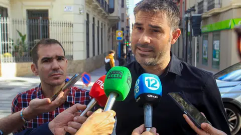 El portavoz de Educación de Compromís en Les Corts, Gerard Fullana, atiende a los medios de comunicación El portavoz de Educación de Compromís en Les Corts, Gerard Fullana, atiende a los medios de comunicación