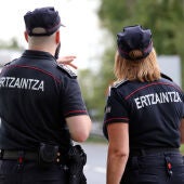 Dos ertzainas.