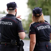 Dos ertzainas. Dos ertzainas.