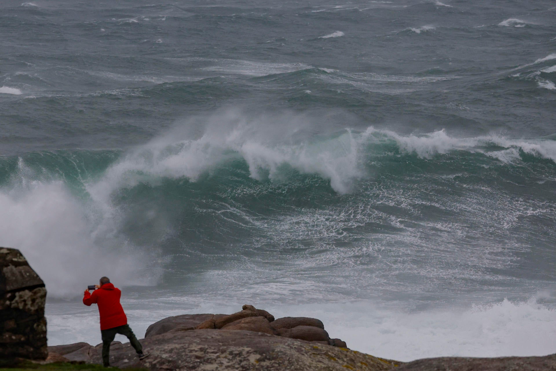Continúan los efectos de la borrasca Herminia: vientos huracanados, olas de 10 metros y fuertes lluvias este domingo Continúan los efectos de la borrasca Herminia: vientos huracanados, olas de 10 metros y fuertes lluvias este domingo