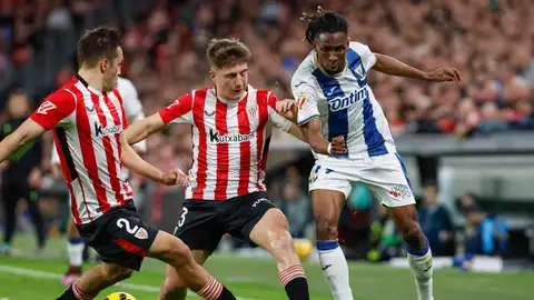 El centrocampista del Athletic Club Mikel Jauregizar, y el centrocampista camerunés del Leganés Yvan Neyou, durante el partido de este domingo El centrocampista del Athletic Club Mikel Jauregizar, y el centrocampista camerunés del Leganés Yvan Neyou, durante el partido de este domingo