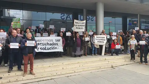 Concentración de vecinos y alcaldes de las Cinco Villas protestan por la falta de médicos frente a la sede del Departamento de Sanidad del Gobierno de Aragón Concentración de vecinos y alcaldes de las Cinco Villas protestan por la falta de médicos frente a la sede del Departamento de Sanidad del Gobierno de Aragón