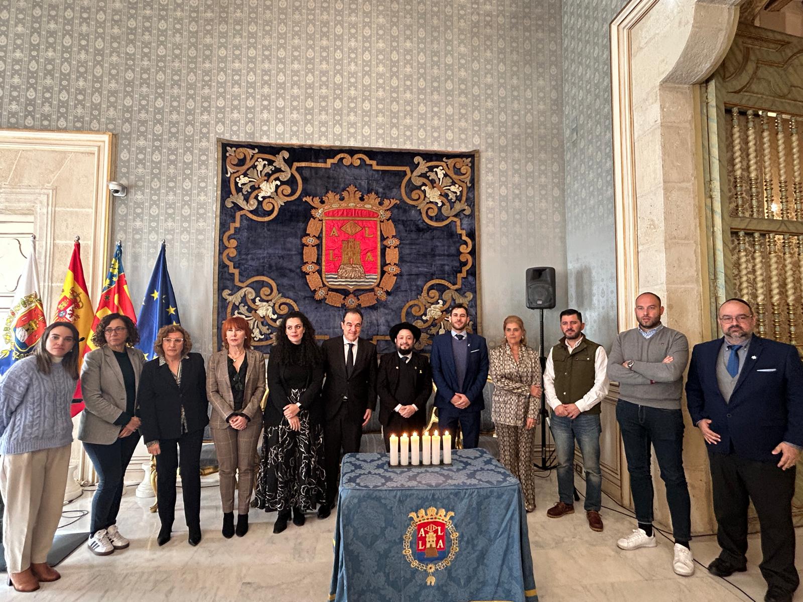 Alicante conmemora el 80 aniversario de la liberación de Auschwitz y recuerda a las víctimas del Holocausto Alicante conmemora el 80 aniversario de la liberación de Auschwitz y recuerda a las víctimas del Holocausto