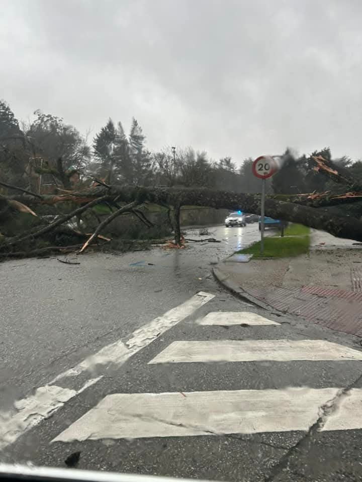 La borrasca deja numerosas incidencias en Santiago y vuelve a provocar inundaciones en el Carmen de Abaixo además de Rois y Padrón La borrasca deja numerosas incidencias en Santiago y vuelve a provocar inundaciones en el Carmen de Abaixo además de Rois y Padrón