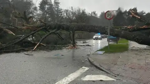 La borrasca deja numerosas incidencias en Santiago y vuelve a provocar inundaciones en el Carmen de Abaixo además de Rois y Padrón La borrasca deja numerosas incidencias en Santiago y vuelve a provocar inundaciones en el Carmen de Abaixo además de Rois y Padrón
