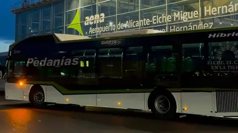 Uno de los autobuses urbanos de Elche en el aeropuerto de El Altet. Uno de los autobuses urbanos de Elche en el aeropuerto de El Altet.