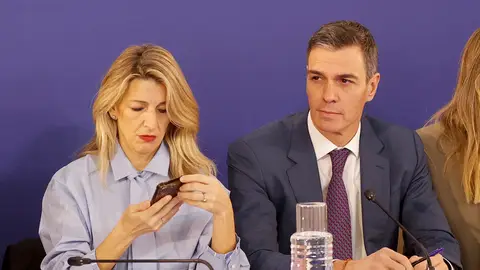 El presidente del Gobierno, Pedro Sánchez, junto a la vicepresidenta segunda y ministra de Trabajo y Economía Social, Yolanda Díaz El presidente del Gobierno, Pedro Sánchez, junto a la vicepresidenta segunda y ministra de Trabajo y Economía Social, Yolanda Díaz/ EFE/Manuel Bruque