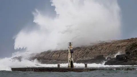 Vista de las olas desde la localidad cántabra de Suances Comunicado de urgencia de la AEMET: el aviso rojo se extiende: "¡Precaución!"