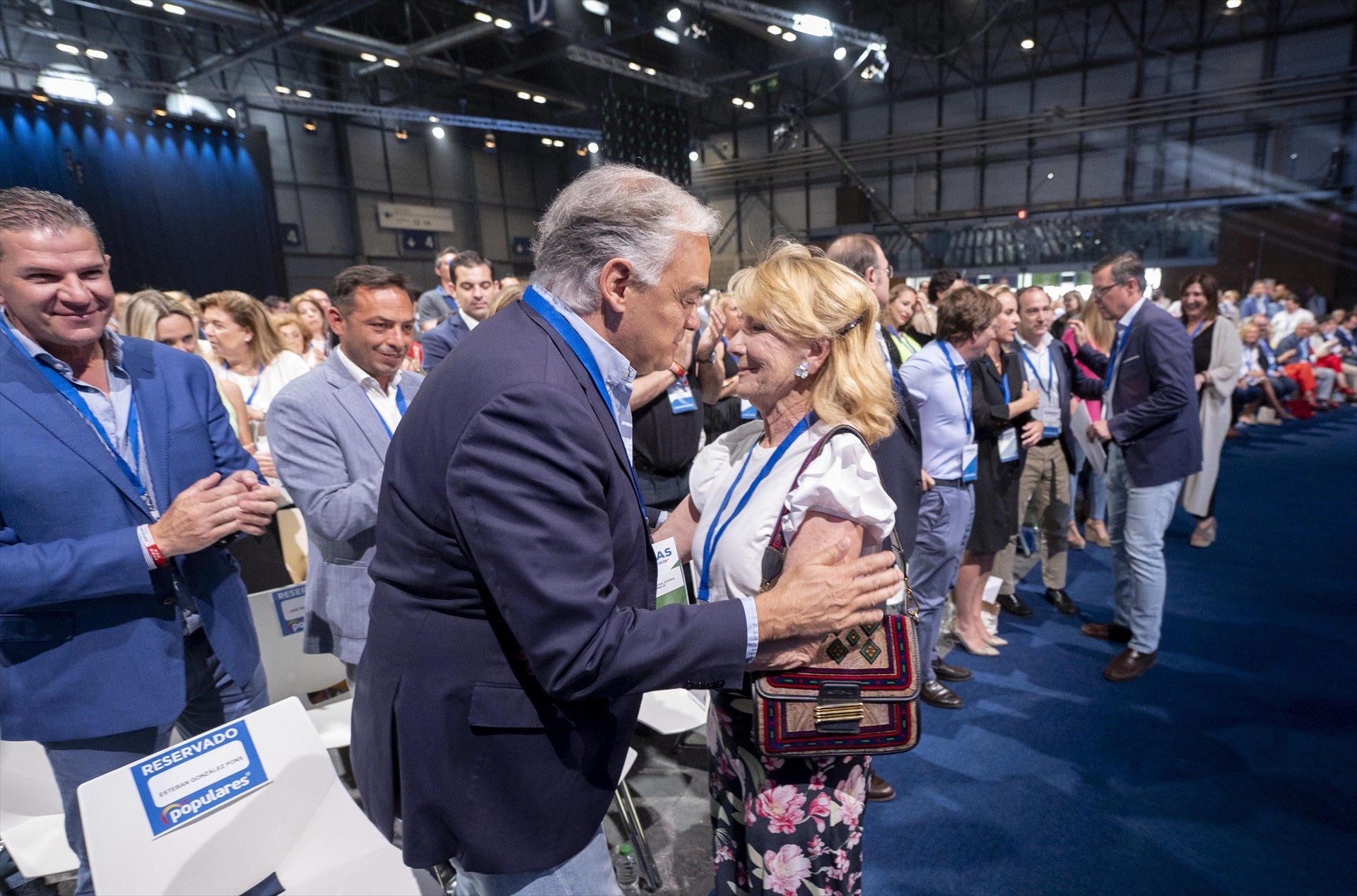 Esperanza Aguirre, tajante con González Pons: "Estás a la izquierda de Iglesias y Monedero" Esperanza Aguirre, tajante con González Pons: "Estás a la izquierda de Iglesias y Monedero"