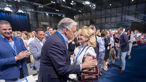 Esperanza Aguirre, tajante con González Pons: "Estás a la izquierda de Iglesias y Monedero" Esperanza Aguirre, tajante con González Pons: "Estás a la izquierda de Iglesias y Monedero"