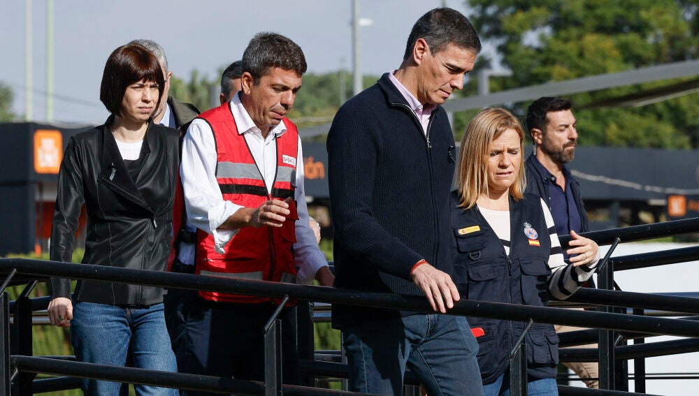 El presidente del Gobierno, Pedro Sánchez, y el president de la Generalitat, Carlos Mazón, en el Centro de Coordinación Operativo Integrado (CECOPI) dos días después de la dana. 
