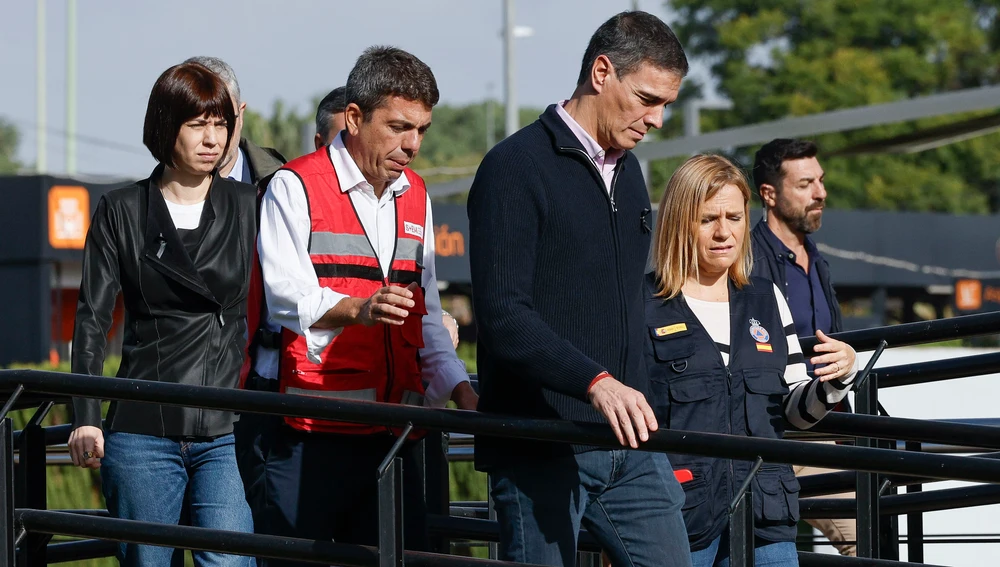 El presidente del Gobierno, Pedro Sánchez, y el president de la Generalitat, Carlos Mazón, en el Centro de Coordinación Operativo Integrado (CECOPI) dos días después de la dana. El presidente del Gobierno, Pedro Sánchez, y el president de la Generalitat, Carlos Mazón, en el Centro de Coordinación Operativo Integrado (CECOPI) dos días después de la dana.